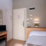 Отель Holland 3*