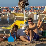 Отель Holland 3*